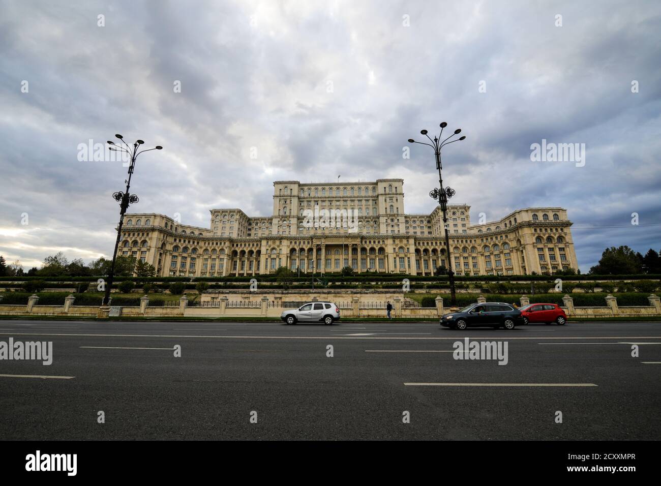 Bukarest, Rumänien - 30. September 2020: Der Palast des Parlaments in Bukarest vom Platz der Verfassung aus gesehen. Stockfoto
