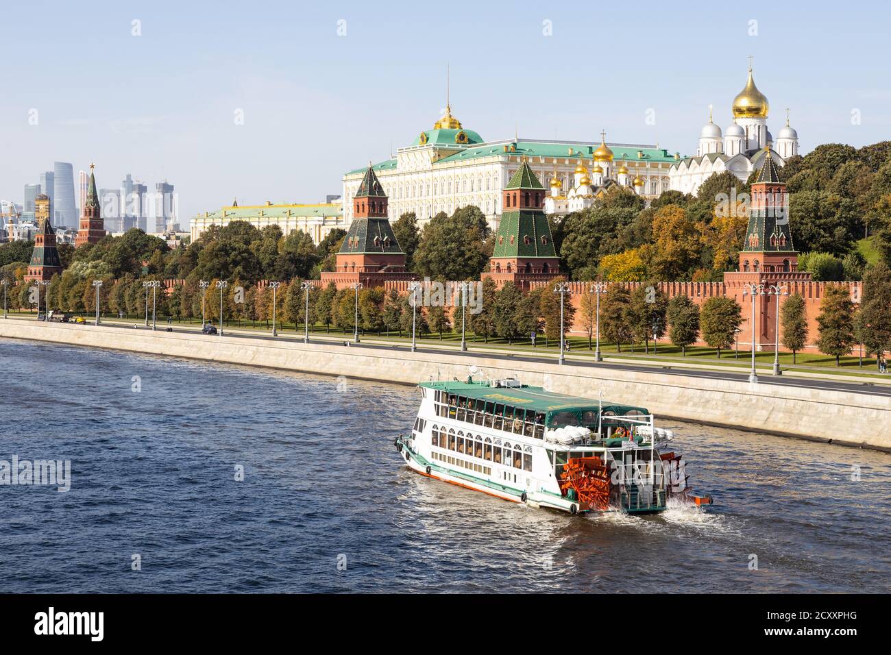 MOSKAU, RUSSLAND - 27. SEPTEMBER 2020: Blick auf das Ausflugsboot im Moskwa-Fluss in der Nähe des Kremls am Kremlufer von der Bolschoj-Moskvoretski-Brücke auf Sonne Stockfoto
