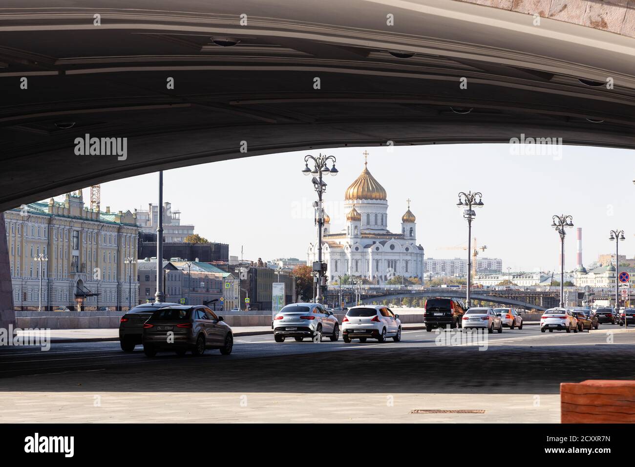 MOSKAU, RUSSLAND - 27. SEPTEMBER 2020: Autoverkehr am Kremlufer unter der Bolschoj Moskworetski Brücke und Blick auf die Kathedrale Christi des Erlösers i. Stockfoto