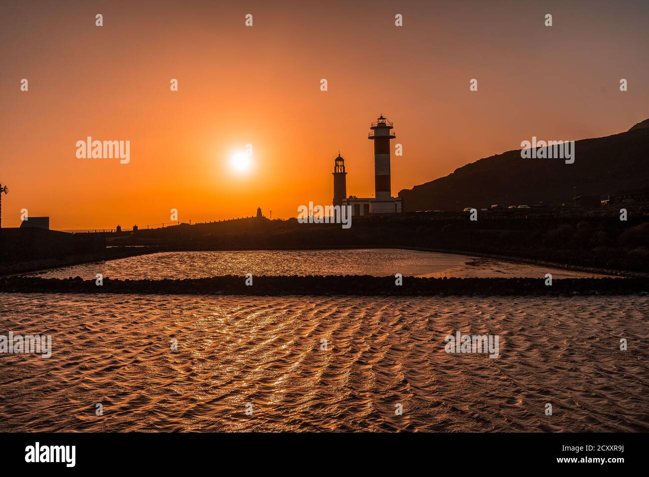 Schöner Sonnenuntergang am Leuchtturm Fuencaliente neben dem Salz Wohnungen auf der Insel La Palma Stockfoto