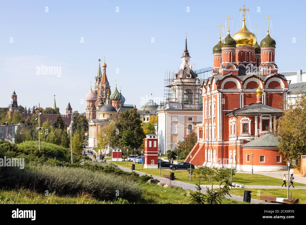 MOSKAU, RUSSLAND - 27. SEPTEMBER 2020: Touristen gehen in Zaryadye Stadtlandschaft öffentlichen Park in der Nähe von Old Tzar Yard auf Varvarka Straße in der Nähe des Kremls auf sonnig Stockfoto