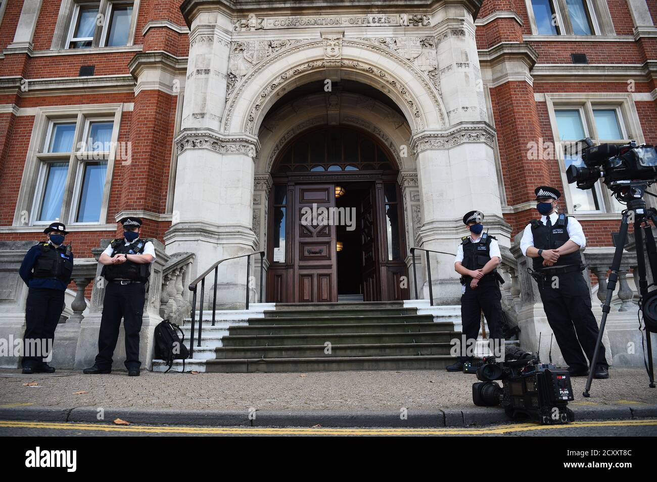 Polizeibeamte vor dem Rathaus von Croydon, im Süden Londons, vor der Eröffnung der Untersuchung zum Tod des Polizeibeamten Sergeant Matt Ratana. Ratana starb an einer Schusswunde an der Brust, nachdem er im Croydon Custody Center verletzt worden war, laut einem vorläufigen Untersuchungsbericht nach der Mortem-Untersuchung, der am Croydon Coroner's Court gelesen wurde. Stockfoto