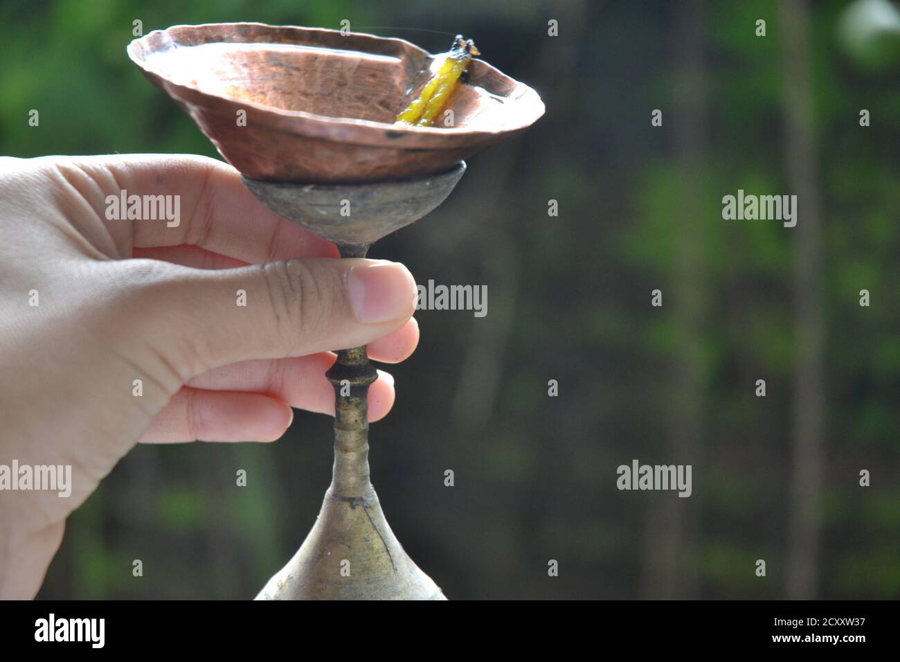 Verschiedene Handgesten. Menschliche Hände mit verschiedenen Gegenständen, die sie pflegen und tragen. Stockfoto