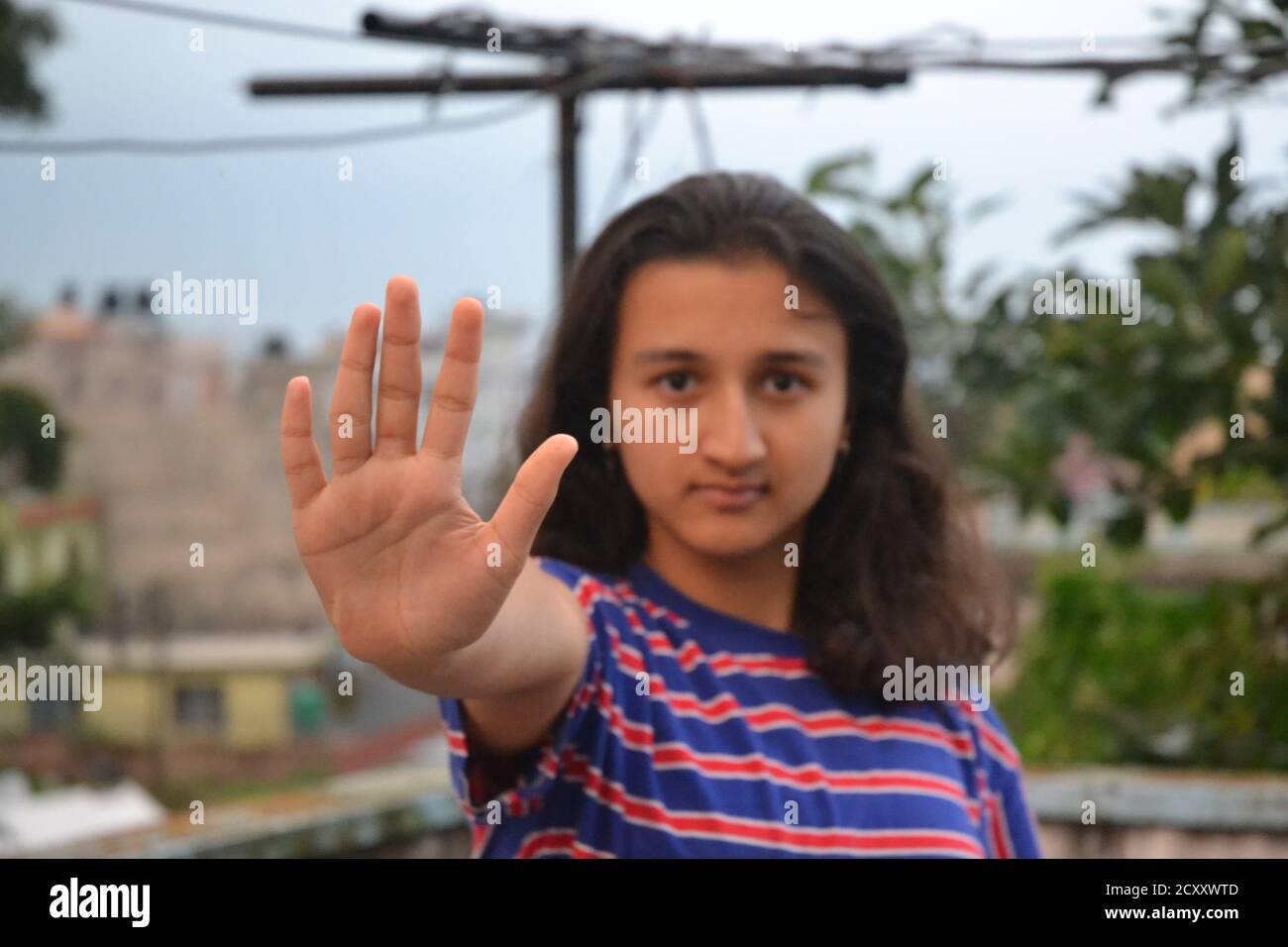 Ein südasiatisches Mädchen zeigt einige Gesten. Stockfoto