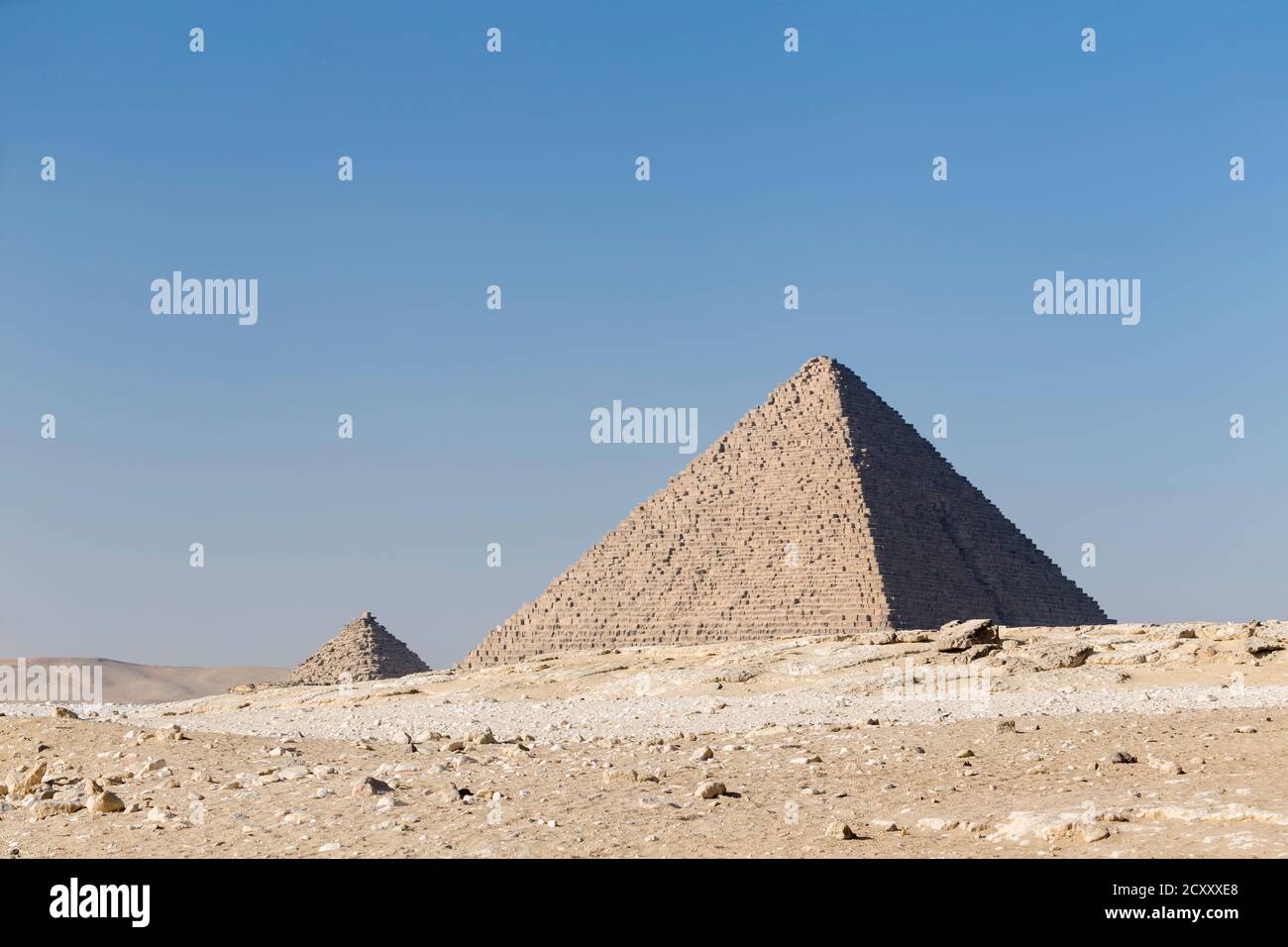 Die Pyramide von Menkaure neben den Pyramiden der Königin, Gizeh, Ägypten Stockfoto