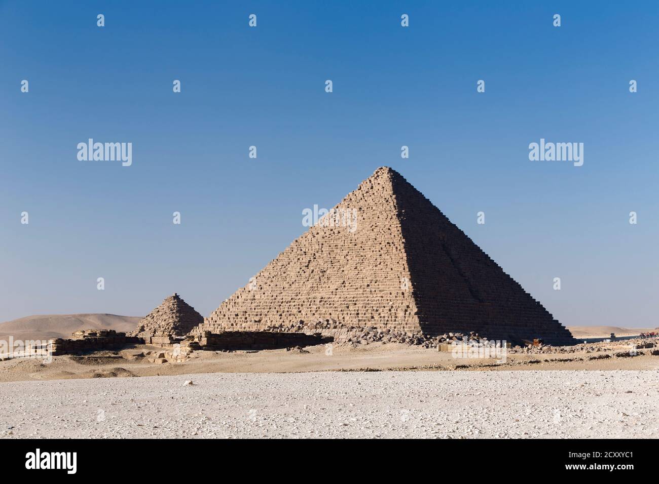 Die Pyramide von Menkaure neben einer der drei Königspyramiden, Giza, Ägypten Stockfoto