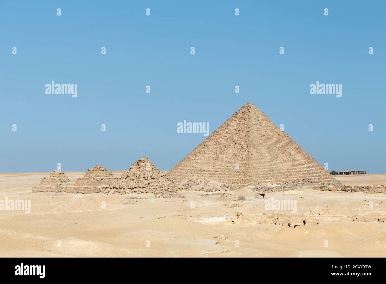 Die Pyramide von Menkaure neben den Pyramiden der Königin, Gizeh, Ägypten Stockfoto