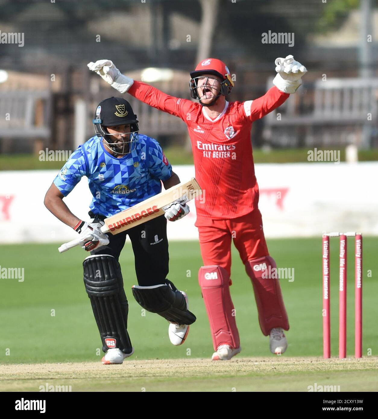 Hove UK 1. Oktober 2020 - Alex Davies der Lancashire Sharks-Wicketkeeper startet auch feiern, als Ravi Bopara von Sussex Sharks LBW für 6 Läufe während des Vitality Blast T20 Viertelfinale Cricket-Match zwischen Sussex Sharks und Lancashire Lightning hinter verschlossenen Türen am 1. Platz gefangen ist Central County Ground in Hove : Credit Simon Dack / Alamy Live News Stockfoto