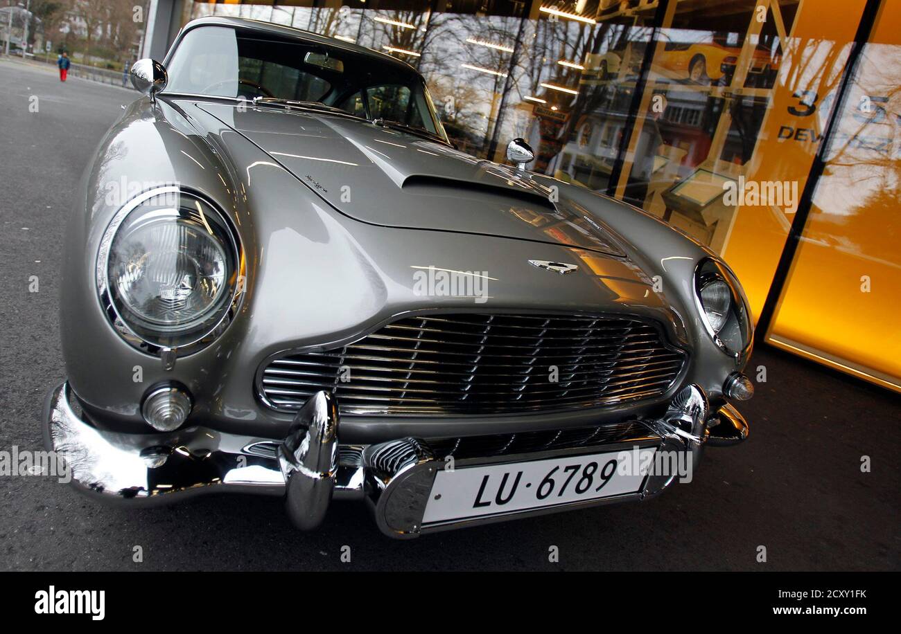 Die 1964 Aston Martin DB5 berühmt geworden in den James Bond Filmen  "Goldfinger" und "Thunderball" die schottischen Schauspieler Sean Connery,  featured erscheint zum ersten Mal seit einer total-Restaurierung im  Verkehrshaus in Luzern