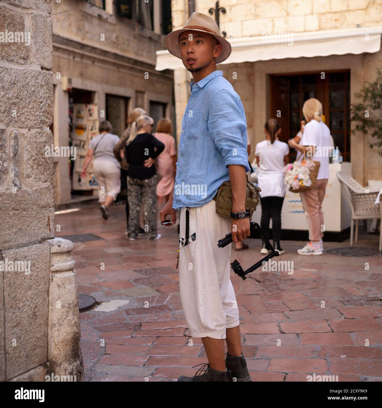 Montenegro, 16. Sep 2019: Ein junger Asiatischer, der die Altstadt von Kotor besichtigen kann Stockfoto