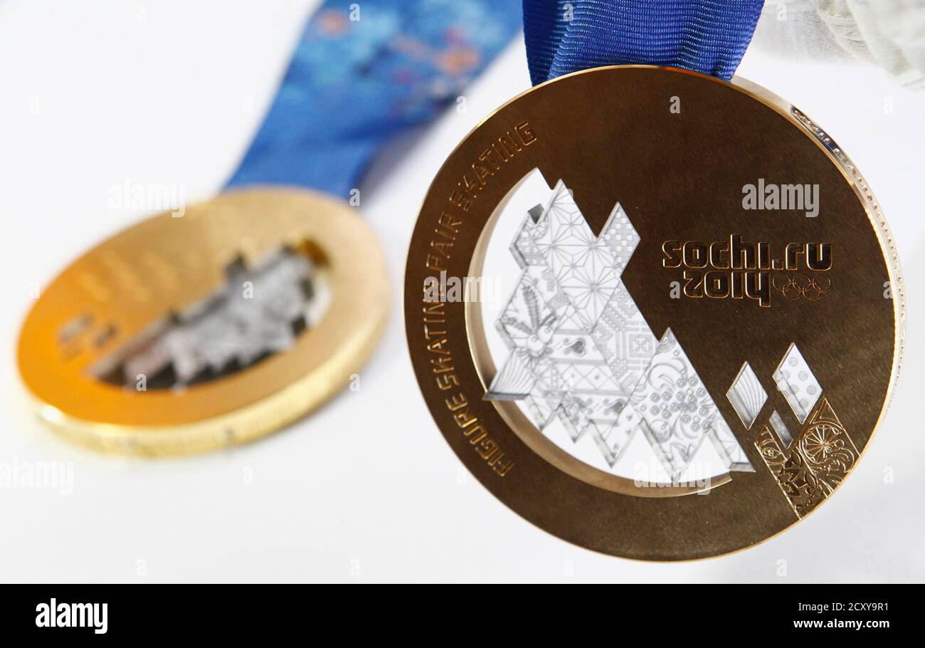 Das Gold (L) und Bronze-Medaillen für die Olympischen Winterspiele 2014 in  Sotschi hergestellt werden auf dem Display an der Adamas Schmuck-Fabrik in  Moskau, 28. Juni 2013 gesehen. Die Fabrik ist die offizielle