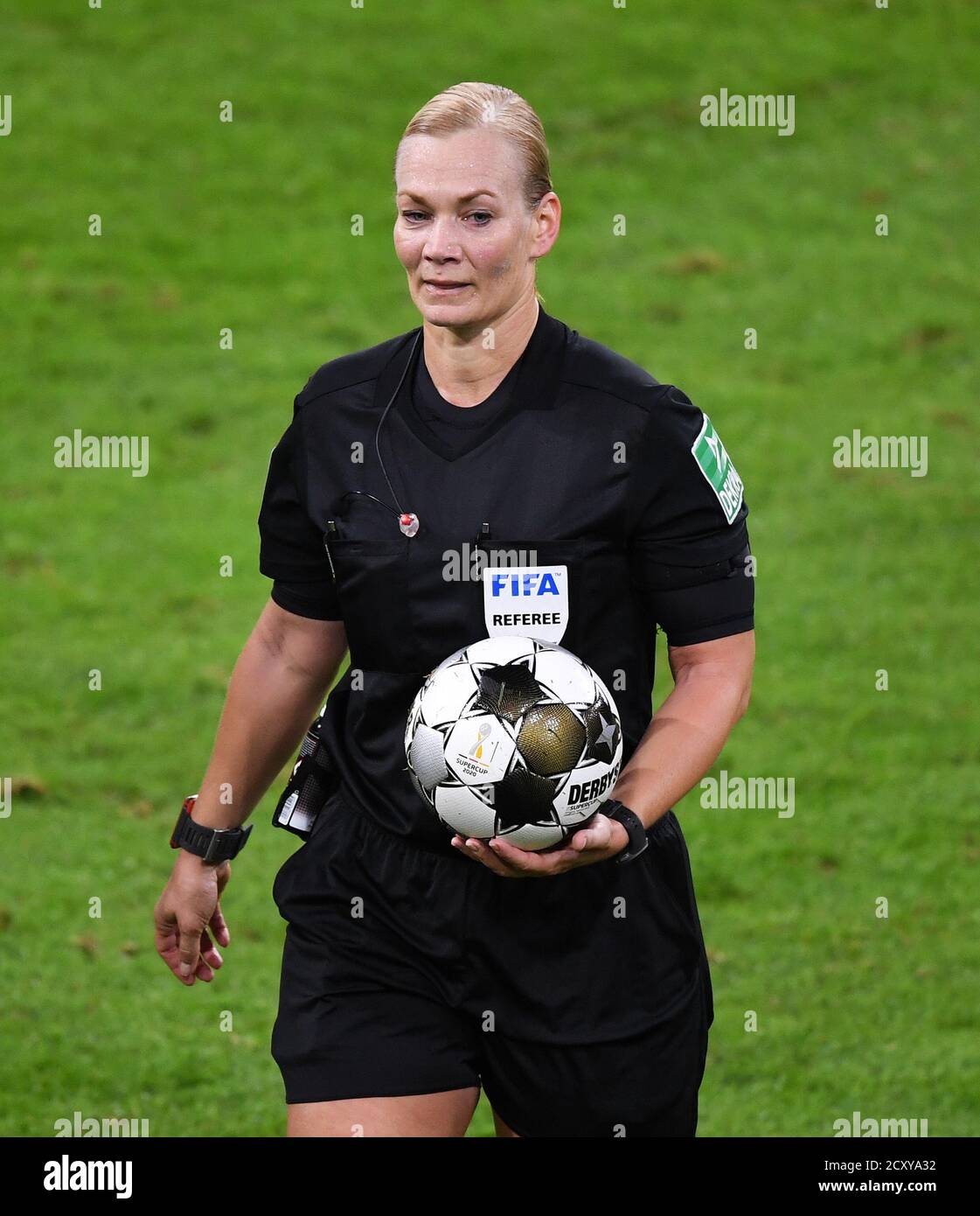 Allianz Arena München Deutschland 30.09.20, Fußball: Deutsches SUPERCUP-FINALE 2020/2021, FC Bayern München (FCB, rot) gegen Borussia Dortmund (BVB, gelb) 3:2 – Schiedsrichter Bibiana Steinhaus Foto: Markus Ulmer/Pressefoto Ulmer/Pool/via Kolvenbach die DFL-Vorschriften verbieten die Verwendung von Fotos als Bildsequenzen und/oder quasi-Video. Stockfoto