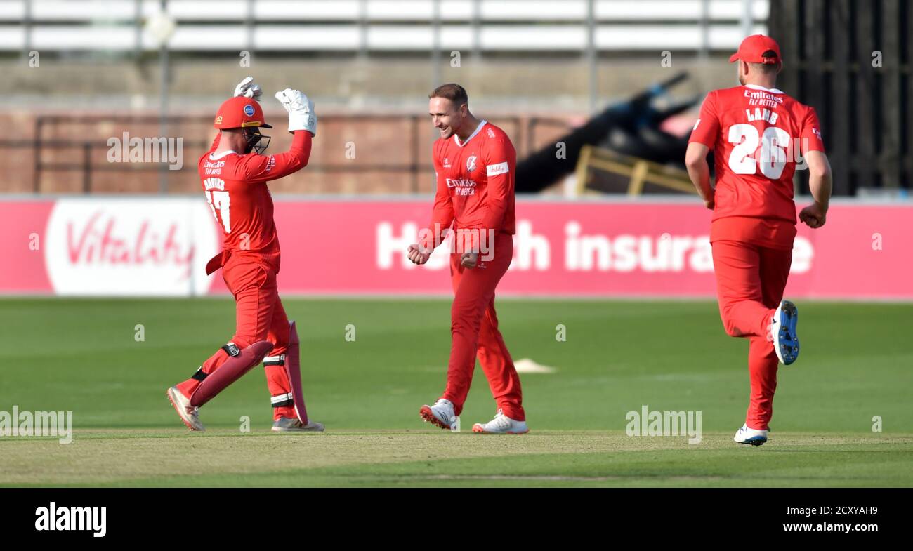 Hove UK 1. Oktober 2020 - Liam Livingstone of Lancashire Lightning (Mitte) feiert nach dem letzten Sussex Sharks Wicket, um das Vitality Blast T20 Viertelfinale Cricket Match zwischen Sussex Sharks und Lancashire Lightning zu gewinnen, das hinter verschlossenen Türen auf dem 1. Central County Ground in Hove stattfindet: Kredit Simon Dack / Alamy Live Nachrichten Stockfoto