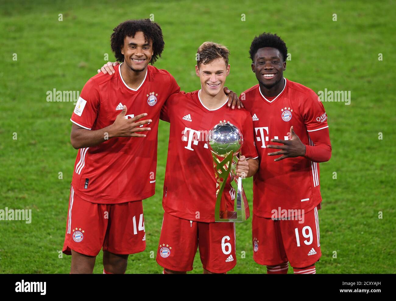 Allianz Arena München Deutschland 30.09.20, Fußball: Deutsches SUPERCUP-FINALE 2020/2021, FC Bayern München (FCB, rot) gegen Borussia Dortmund (BVB, gelb) 3:2 – von links: Joshua Zirkzee, Joshua Kimmich und Alphonso Davies (alle FCB) mit Trophäe. Foto: Markus Ulmer/Pressefoto Ulmer/Pool/via Kolvenbach die DFL-Vorschriften verbieten die Verwendung von Fotografien als Bildsequenzen und/oder quasi-Video. Stockfoto