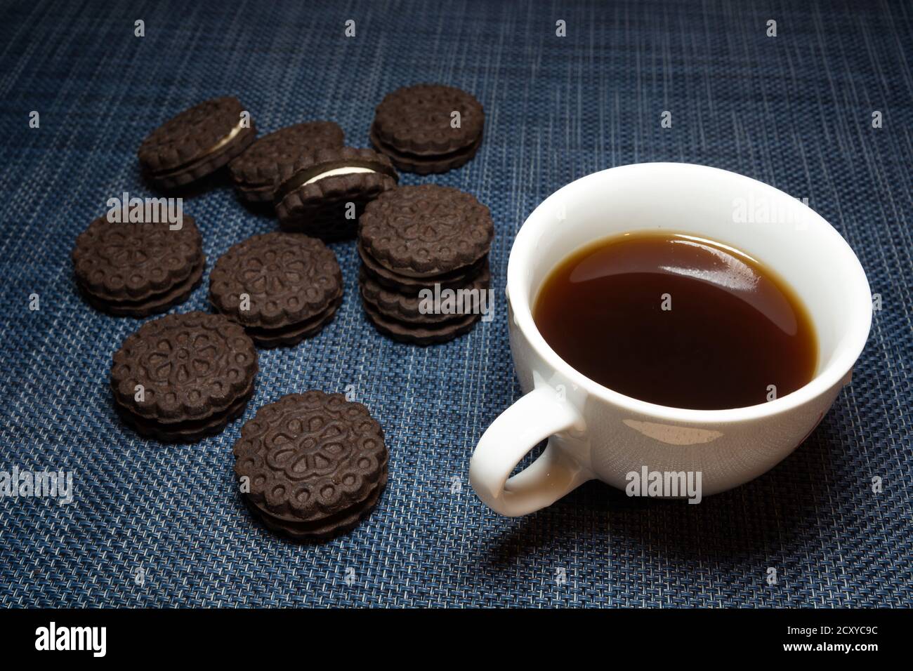 Weiße Tasse dunklen Kaffee und Kekse Stockfoto