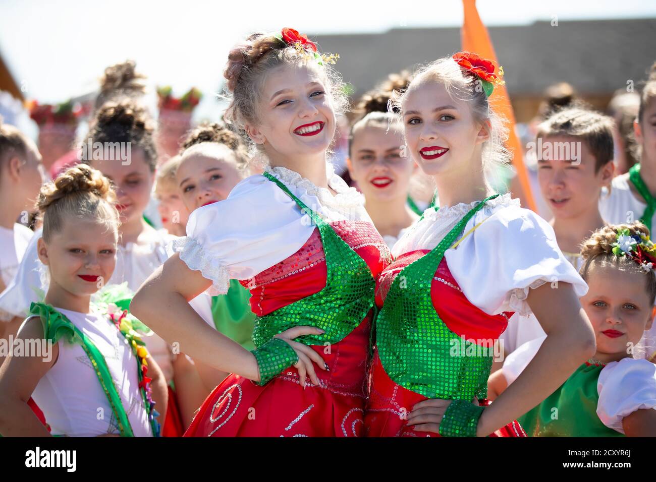 29. August 2020 Weißrussland, Gomil. Stadturlaub. Zwei Mädchen Tänzerinnen in bunten Kostümen. Stockfoto