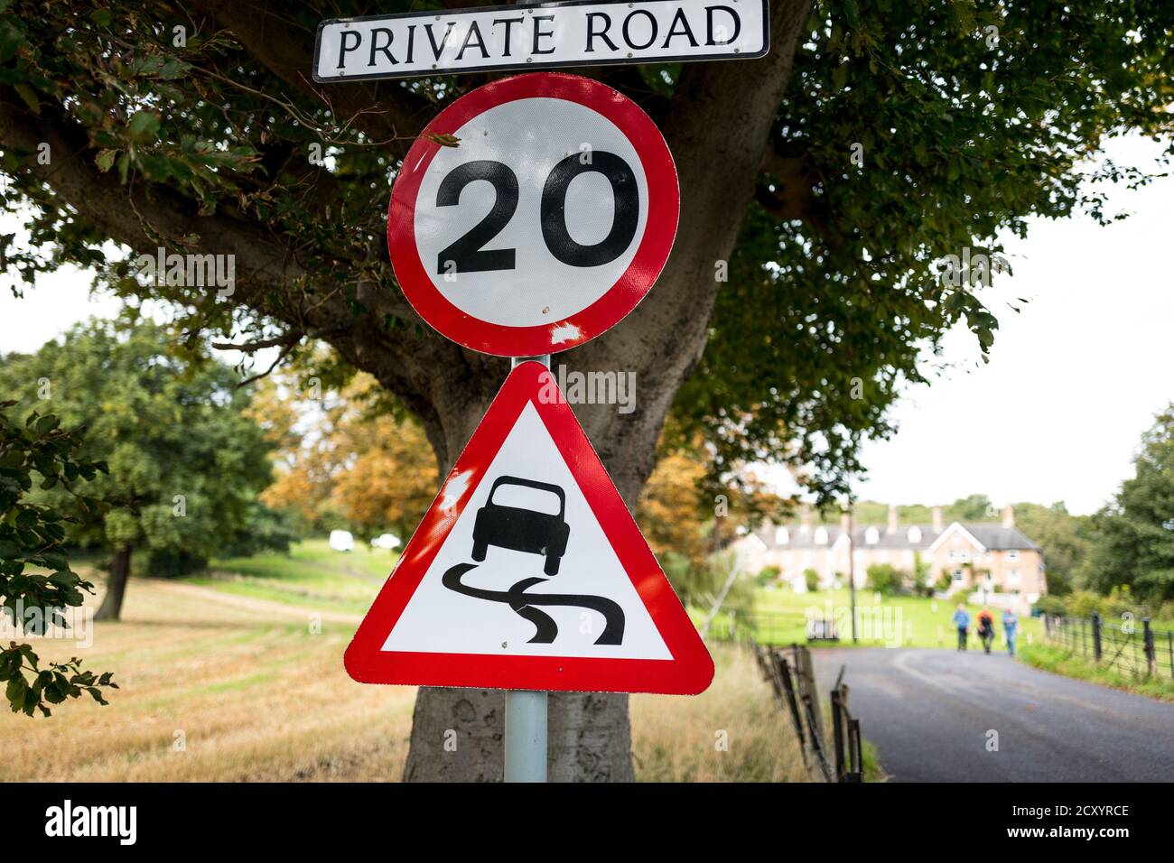 Private Straße mit einer Geschwindigkeitsbegrenzung von 20 m.p.h. Vorsicht vor rutschigem Untergrund. Stockfoto