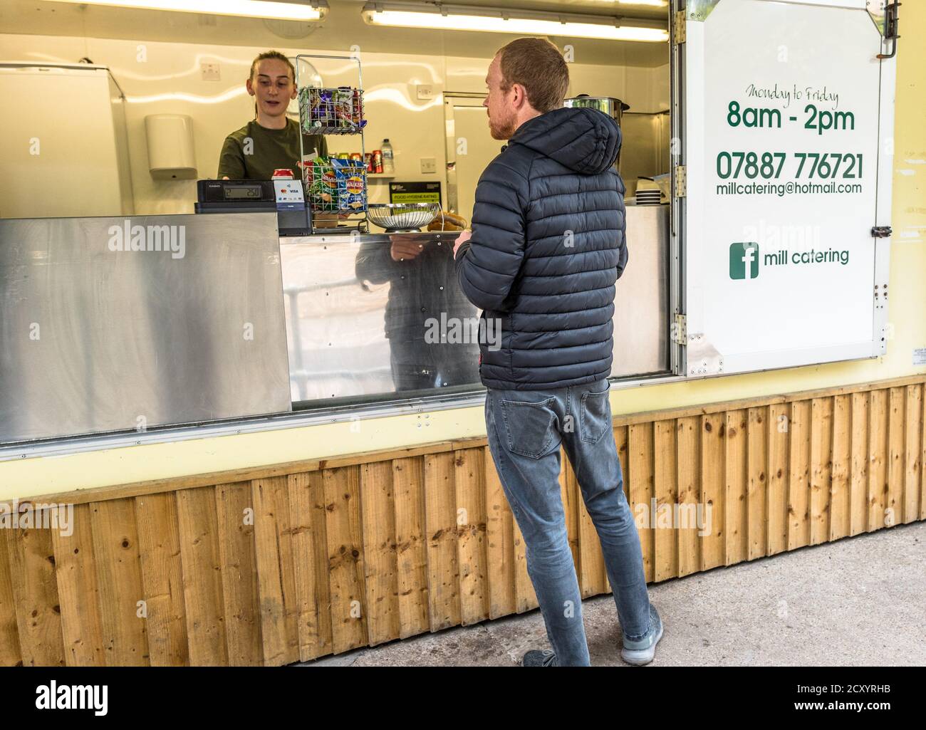 Männliche Kunden in einem Café am Straßenrand. Stockfoto