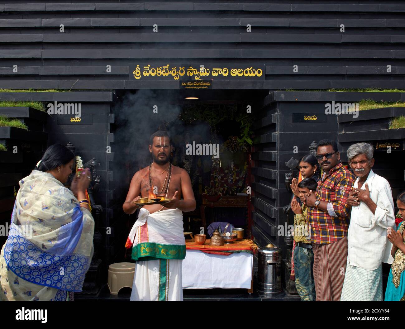 Portrait des Priesters mit Dorfbewohnern. Balaji-Tempel, Andhra Pradesh, Indien. Architekt: Sameep Padora und Mitarbeiter , 2020. Stockfoto