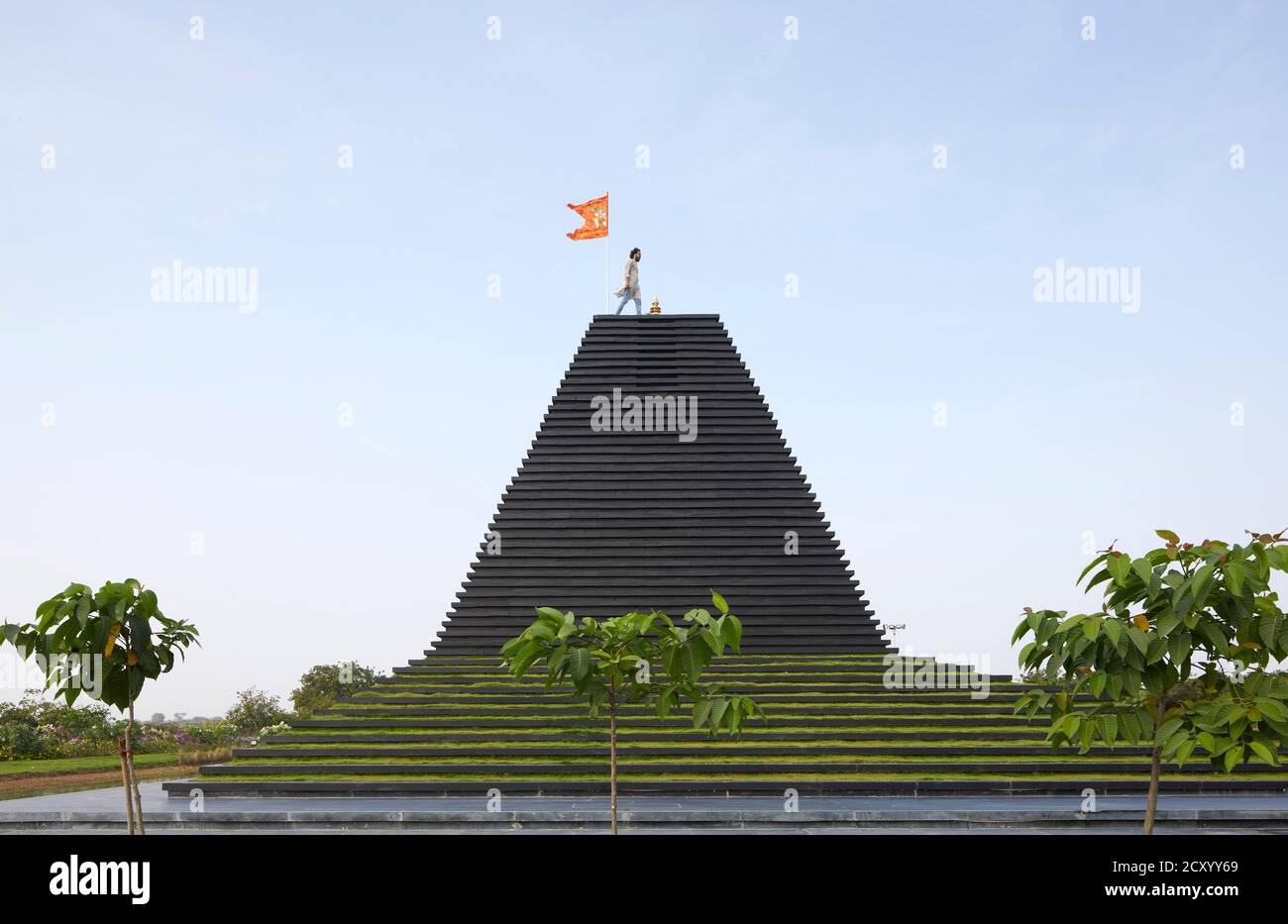 Seitenansicht des Tempels mit Figur auf dem Dach. Balaji-Tempel, Andhra Pradesh, Indien. Architekt: Sameep Padora und Mitarbeiter , 2020. Stockfoto