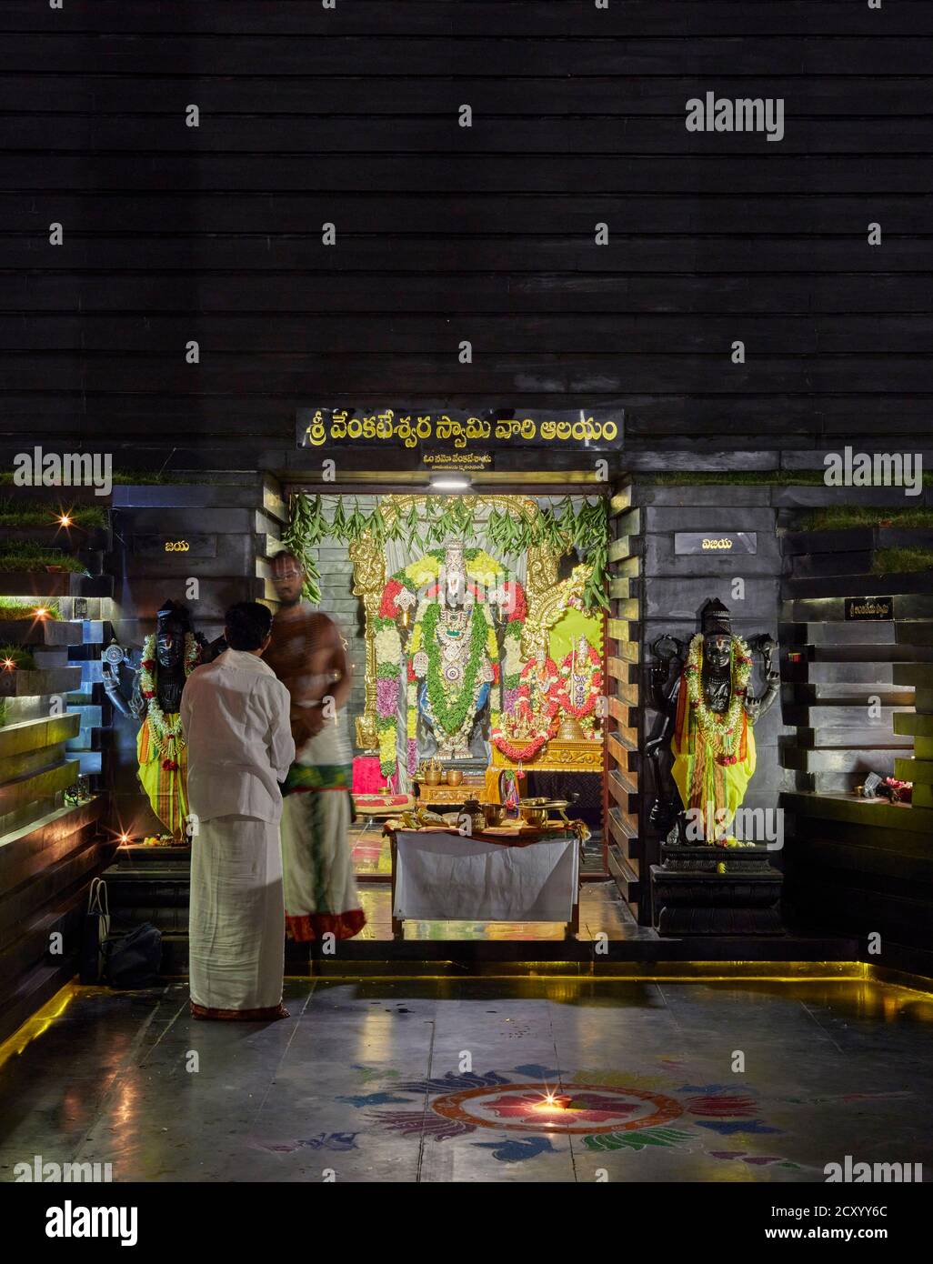 Blick zum Altar. Balaji-Tempel, Andhra Pradesh, Indien. Architekt: Sameep Padora und Mitarbeiter , 2020. Stockfoto