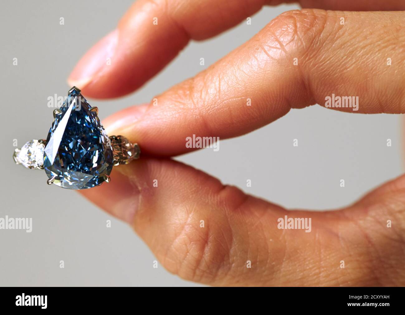 Ein Mitarbeiter stellt mit "The Blue" Diamant während einer Auktionsvorschau für Christie's in Genf 9. Mai 2014. Die größte einwandfreie lebendige blaue Diamant der Welt, wiegt 13,22 Karat wird voraussichtlich zwischen CHF 19,000,000 und 23,000,000 (USD 21.000.000 bis 25.000.000) erreichen wenn es geht auf Verkauf bei einem anstehenden Verkauf der grandiose Juwelen in Genf 14. Mai 2014. REUTERS/Denis Balibouse (Schweiz - Tags: Gesellschaft Reichtum) Stockfoto