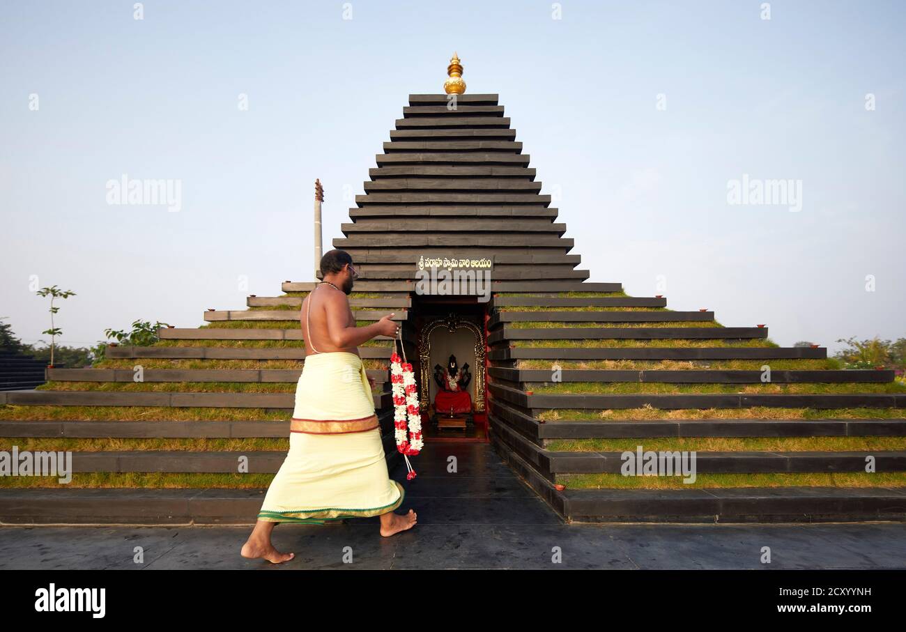 Gesamtansicht mit Priester, die Schrein. Balaji-Tempel, Andhra Pradesh, Indien. Architekt: Sameep Padora und Mitarbeiter , 2020. Stockfoto