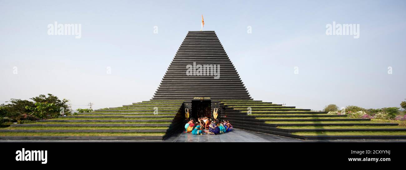 Gesamtaussicht mit lokalen Dorfbewohnern. Balaji-Tempel, Andhra Pradesh, Indien. Architekt: Sameep Padora und Mitarbeiter , 2020. Stockfoto