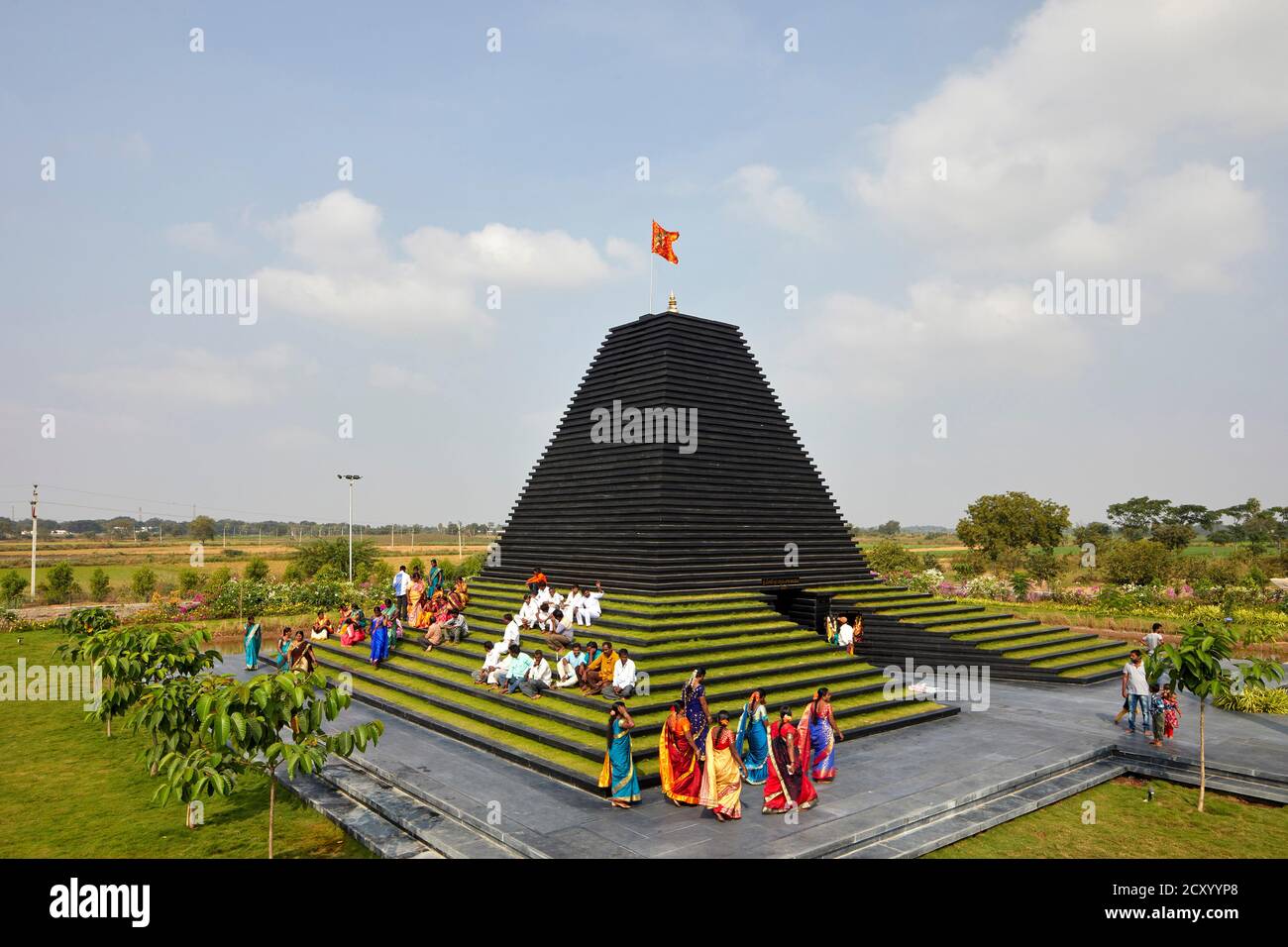 Gesamtaussicht mit lokalen Dorfbewohnern. Balaji-Tempel, Andhra Pradesh, Indien. Architekt: Sameep Padora und Mitarbeiter , 2020. Stockfoto