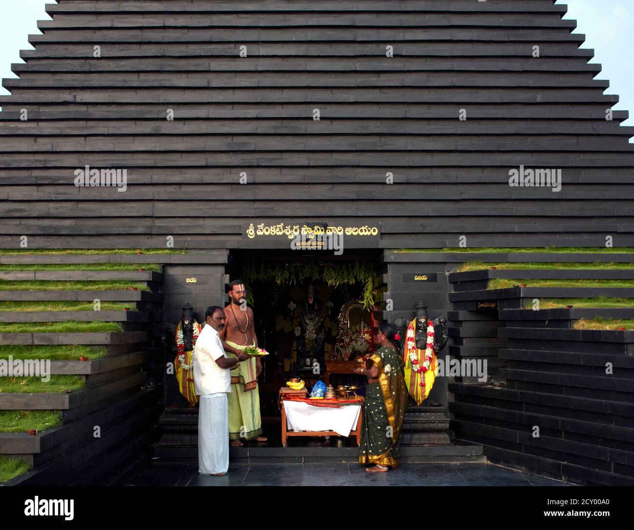 Gesamtansicht mit Priester. Balaji-Tempel, Andhra Pradesh, Indien. Architekt: Sameep Padora und Mitarbeiter , 2020. Stockfoto