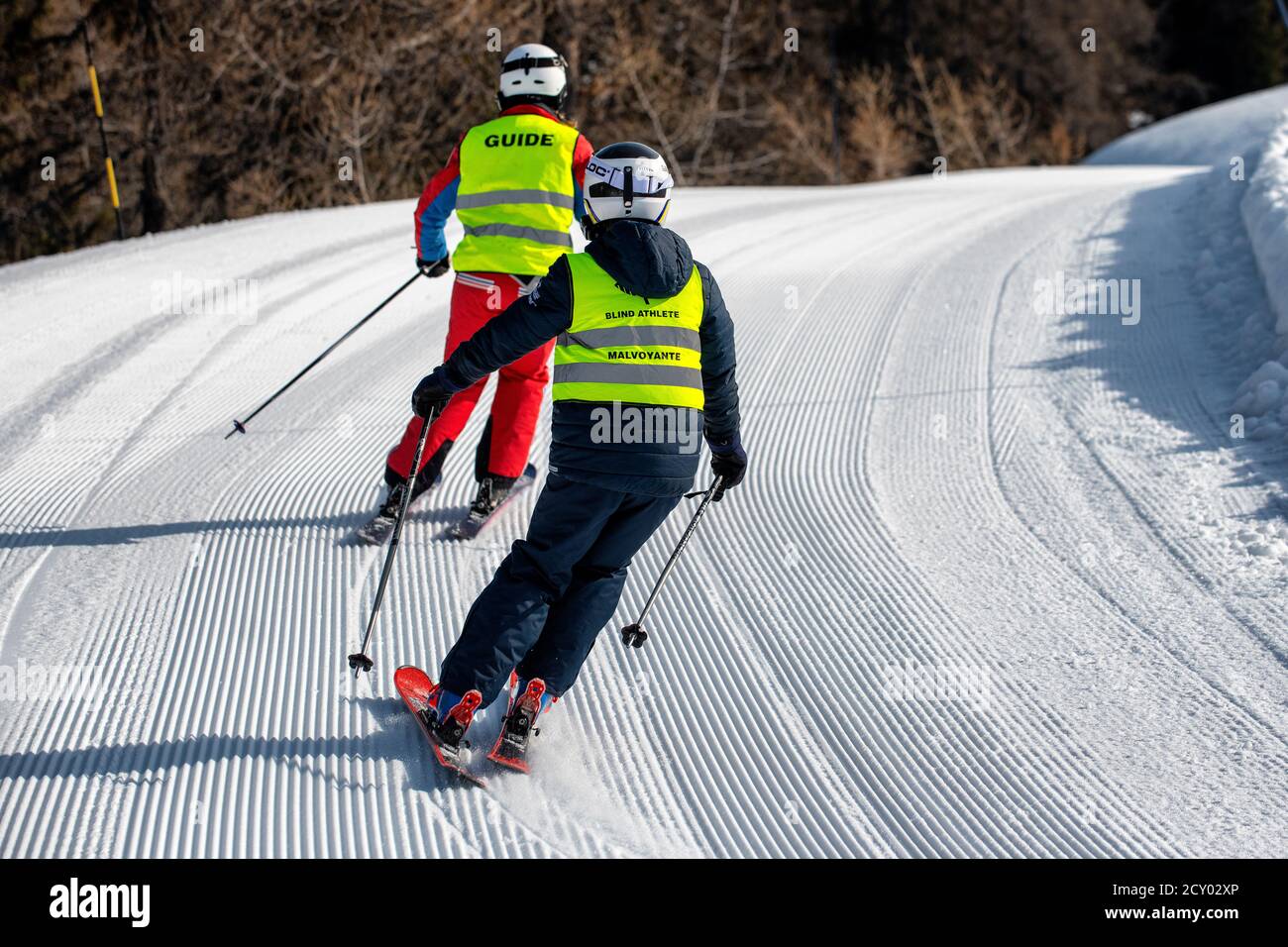 Ein blinder Skifahrer folgt einem Reiseleiter im französischen Skigebiet La Plagne. Sehbehinderung. Stockfoto