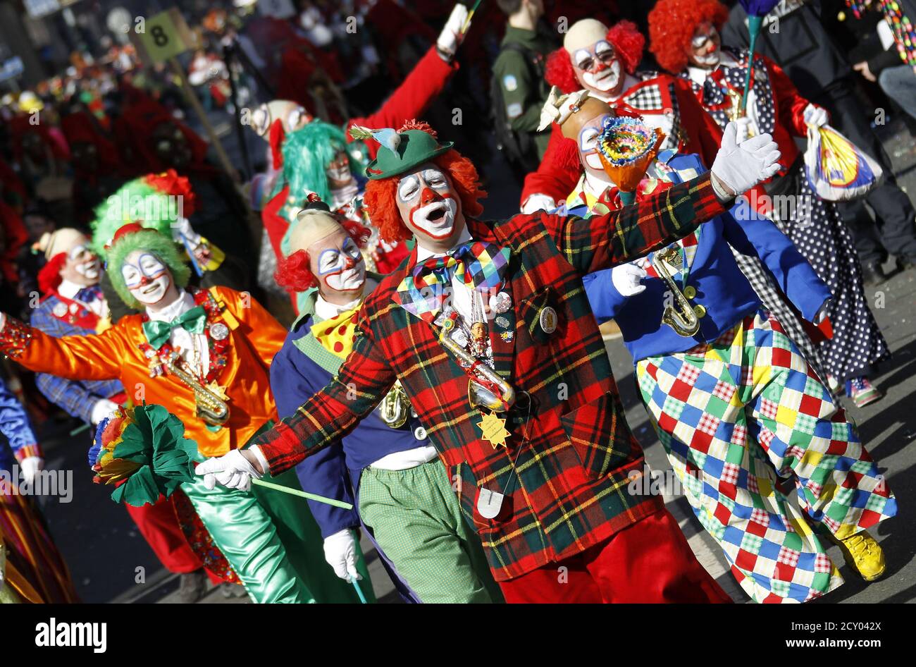 Eine Gruppe von Jecken verkleidet als Clowns den traditionellen Rose Montag Straße Karnevalsumzug in Mainz, 7. März 2011 führen. Die Rose Montag Paraden in Köln, Mainz und Düsseldorf sind das Highlight der deutschen Karnevalssaison.    REUTERS/Kai Pfaffenbach (Deutschland - Tags: Gesellschaft, Unterhaltung) Stockfoto