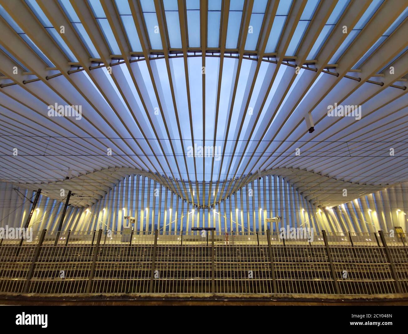 Bahnhof von reggio emilia Wellen bei Nacht Stockfoto