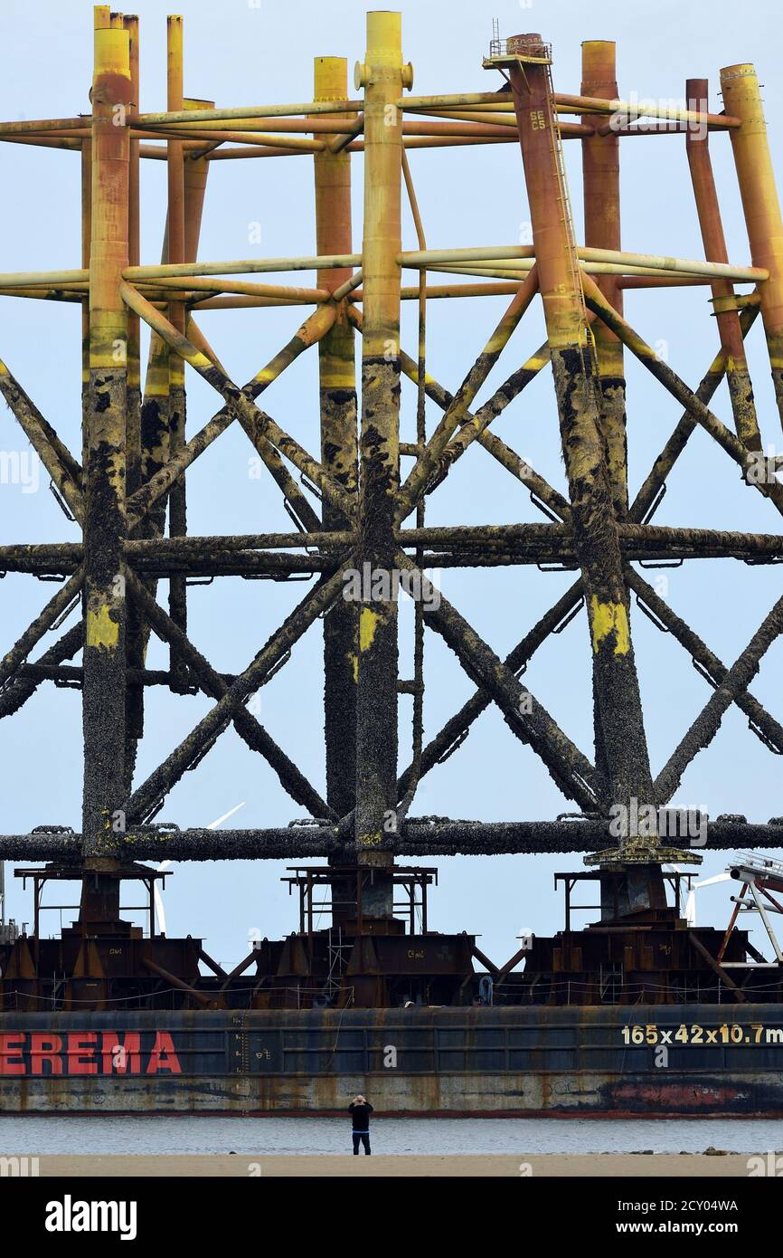 HARTLEPOOL, ENGLAND. 1. OKTOBER 2020 Schlepper ziehen ein weiteres Modul von einem Ölförderer in die fähige UK Werft in Greatham, Hartlepool zur Stilllegung. Die Stadt wurde heute von der britischen Regierung als Reaktion auf einen exponentiellen Anstieg der COVID-19-Fälle in einen lokalen Lockdown versetzt. (Kredit: Tom Collins - MI News) Kredit: MI Nachrichten & Sport /Alamy Live Nachrichten Stockfoto