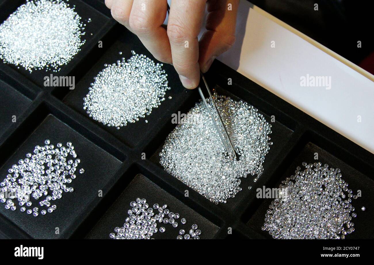 Ein Kreditor inspiziert 0,20 Karat Diamanten während der 3. Antwerp Diamond  Trade Fair in Antwerpen 31. Januar 2012. Mehrere hundert Top  Diamant-Händlern und Herstellern gesammelt an der Antwerp Diamond Trade  Fair und
