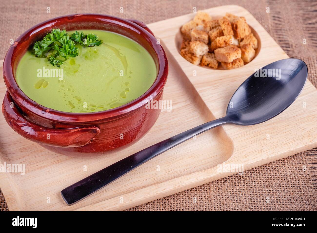 Frische Spargel cremige Suppe und Zutaten auf einem Holztisch. Stockfoto