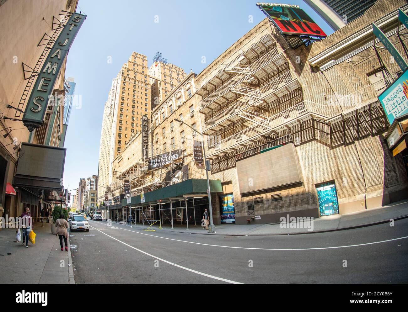 Arbeiter haben das geschlossene Majestic Theater, unter anderem geschlossene Theater, in denen vor der Schließung der Theater aufgrund der Covid-19-Pandemie am Mittwoch, dem 23. September 2020, Aufführungen des Phantoms der Oper in New York veranstaltet wurden. (© Richard B. Levine) Stockfoto