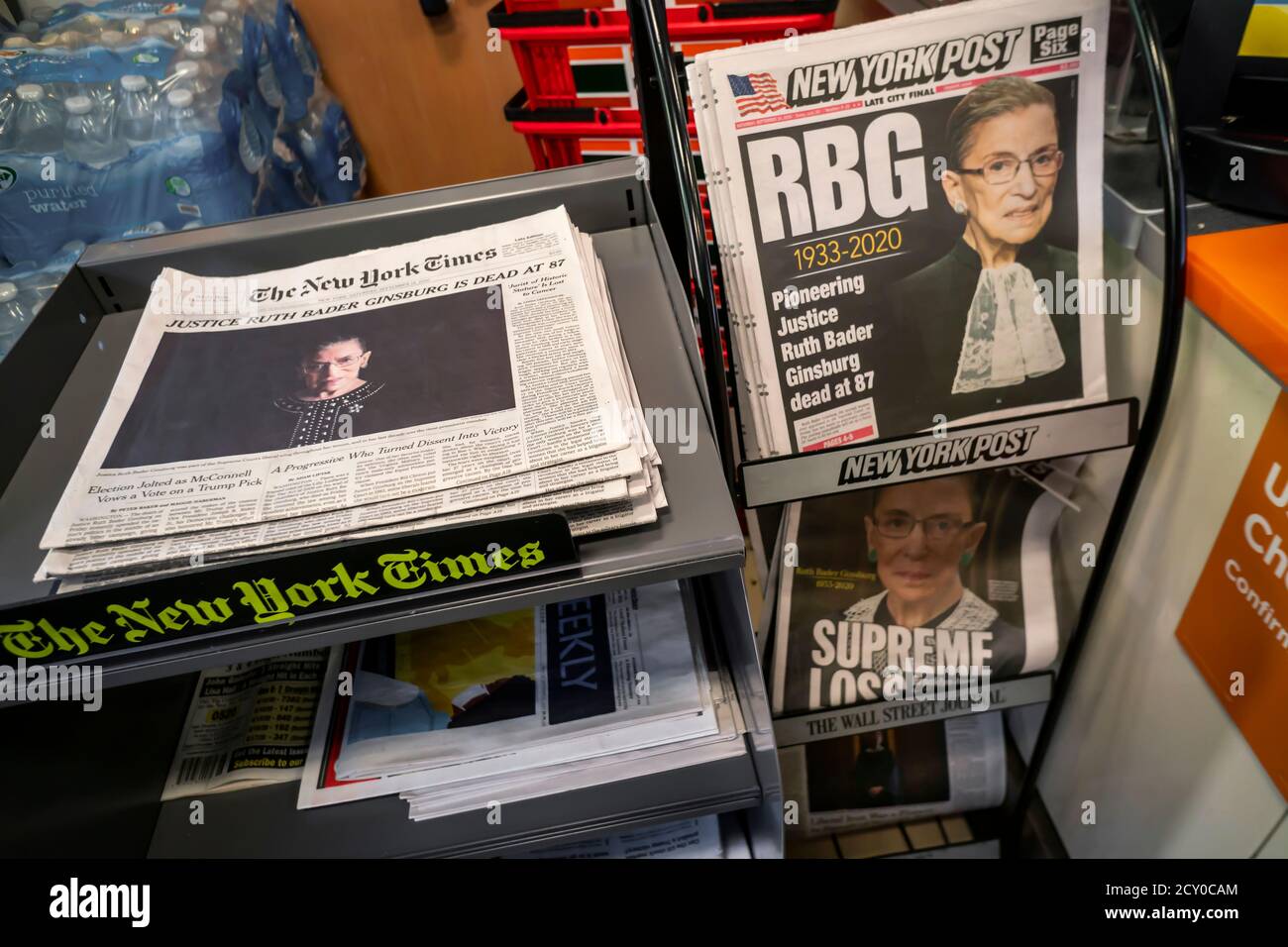 Titelseiten und Schlagzeilen der New Yorker Zeitungen am Samstag, 19. September 2020 berichten über den Tod der Oberste Gerichtshof Ruth Bader Ginsburg in den Vortagen. Die prominente Juristin verstarb am Freitag, 18. September, und verlor ihren Kampf gegen Bauchspeicheldrüsenkrebs. (© Richard B. Levine) Stockfoto