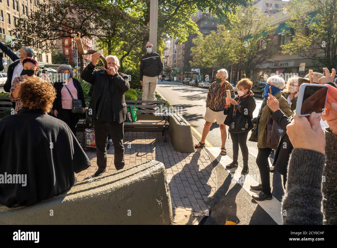 Die Gemeinde feiert den letzten Tag von Rosh Hashanah, dem jüdischen Neujahr 5781, während der "Shofar in the Streets"-Feier am Sonntag, 20. September 2020 am Broadway in der Upper West Side Nachbarschaft von New York. Das Blasen des Shofar auf Rosh Hashanah, das normalerweise in der Synagoge gefeiert wird, wurde an zahlreichen Orten im ganzen Land nach draußen verschoben. In New York fand die Feier gleichzeitig um 16 UHR an mehreren Orten entlang der Upper West Side und East Side sowie in den Bezirken statt. (© Richard B. Levine) Stockfoto