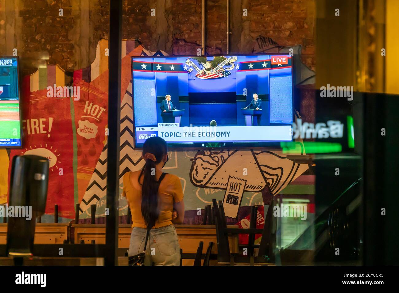 Ein Fernseher in einem Taco Bell Cantina Restaurant in Chelsea in New York am Dienstag, 29. September 2020 zeigt die erste Präsidentschaftsdebatte zwischen Präs. Donald Trump und dem Senator und demokratischen Kandidaten Joe Biden. (© Richard B. Levine) Stockfoto