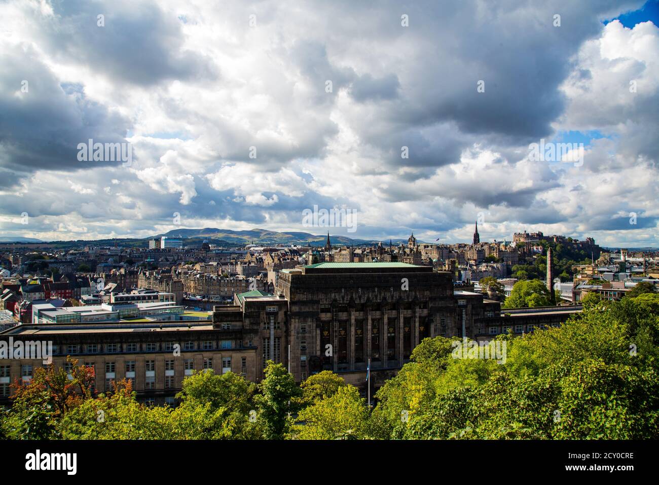 Blick auf die Stadt Edinburgh mit einem großen Säulenfassadengebäude Stockfoto