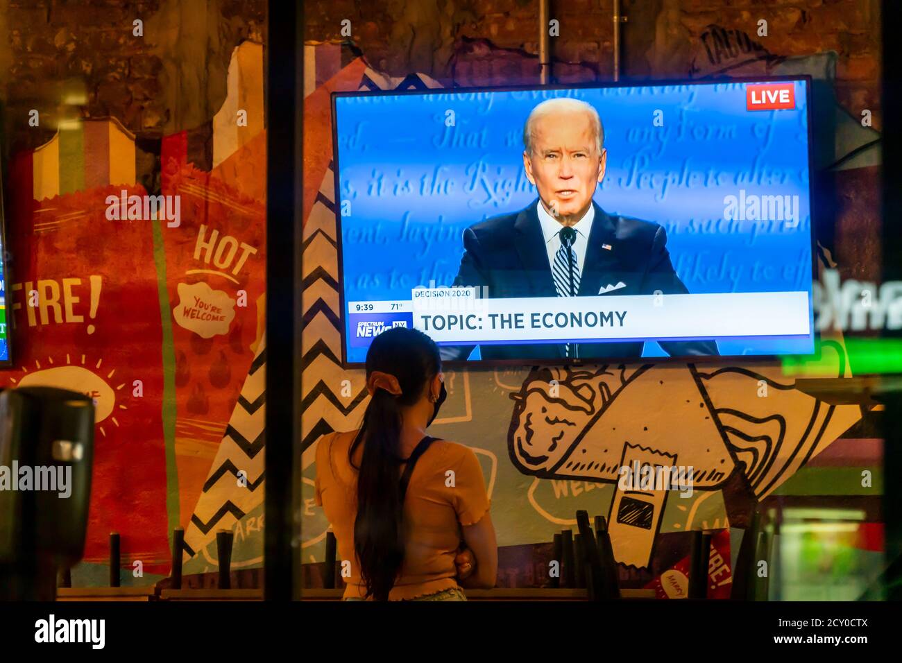 Ein Fernseher in einem Taco Bell Cantina Restaurant in Chelsea in New York am Dienstag, 29. September 2020 zeigt die erste Präsidentschaftsdebatte zwischen Präs. Donald Trump und dem Senator und demokratischen Kandidaten Joe Biden. (© Richard B. Levine) Stockfoto