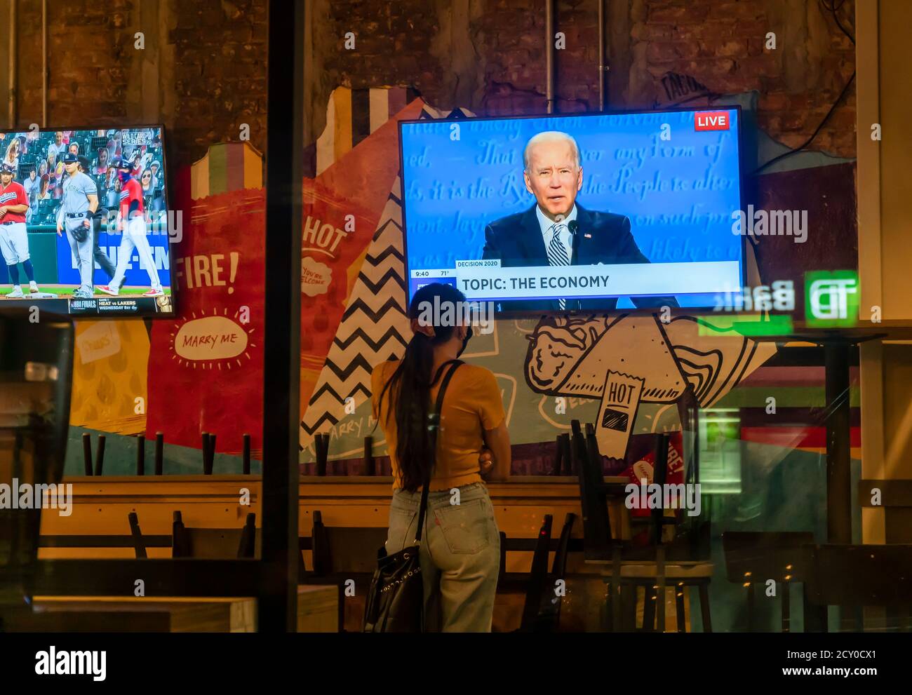 Ein Fernseher in einem Taco Bell Cantina Restaurant in Chelsea in New York am Dienstag, 29. September 2020 zeigt die erste Präsidentschaftsdebatte zwischen Präs. Donald Trump und dem Senator und demokratischen Kandidaten Joe Biden. (© Richard B. Levine) Stockfoto