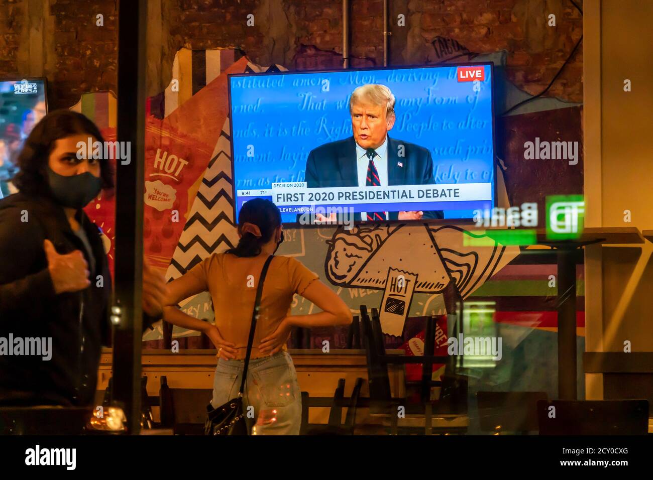 Ein Fernseher in einem Taco Bell Cantina Restaurant in Chelsea in New York am Dienstag, 29. September 2020 zeigt die erste Präsidentschaftsdebatte zwischen Präs. Donald Trump und dem Senator und demokratischen Kandidaten Joe Biden. (© Richard B. Levine) Stockfoto