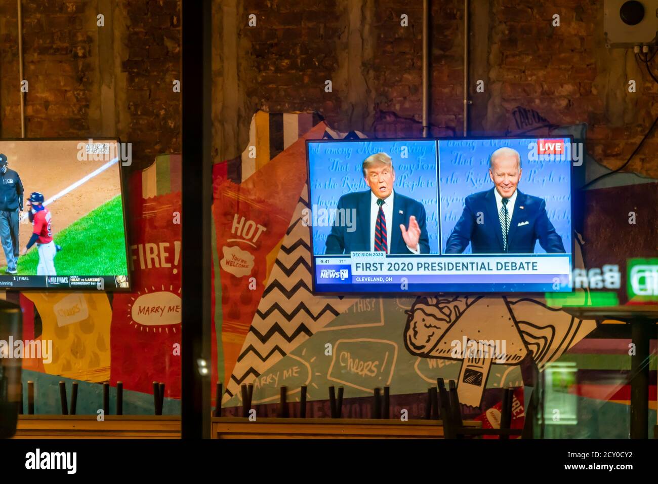 Ein Fernseher in einem Taco Bell Cantina Restaurant in Chelsea in New York am Dienstag, 29. September 2020 zeigt die erste Präsidentschaftsdebatte zwischen Präs. Donald Trump und dem Senator und demokratischen Kandidaten Joe Biden. (© Richard B. Levine) Stockfoto
