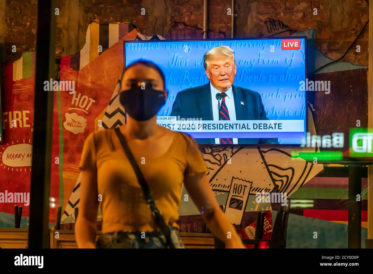 Ein Fernseher in einem Taco Bell Cantina Restaurant in Chelsea in New York am Dienstag, 29. September 2020 zeigt die erste Präsidentschaftsdebatte zwischen Präs. Donald Trump und dem Senator und demokratischen Kandidaten Joe Biden. (© Richard B. Levine) Stockfoto