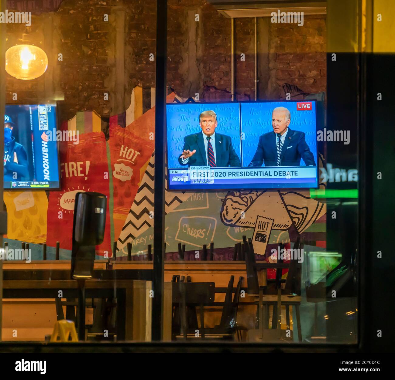 Ein Fernseher in einem Taco Bell Cantina Restaurant in Chelsea in New York am Dienstag, 29. September 2020 zeigt die erste Präsidentschaftsdebatte zwischen Präs. Donald Trump und dem Senator und demokratischen Kandidaten Joe Biden. (© Richard B. Levine) Stockfoto