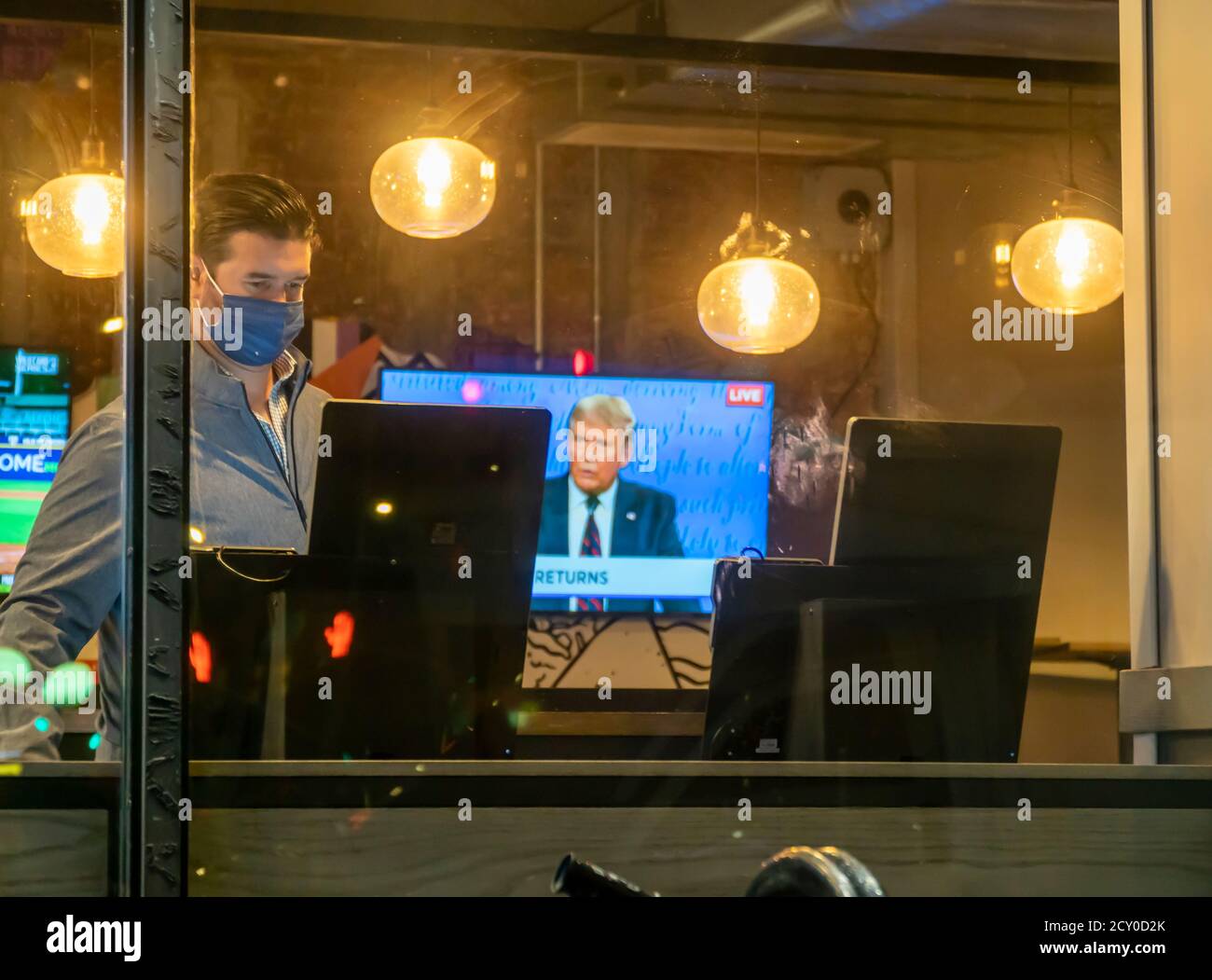 Ein Fernseher in einem Taco Bell Cantina Restaurant in Chelsea in New York am Dienstag, 29. September 2020 zeigt die erste Präsidentschaftsdebatte zwischen Präs. Donald Trump und dem Senator und demokratischen Kandidaten Joe Biden. (© Richard B. Levine) Stockfoto
