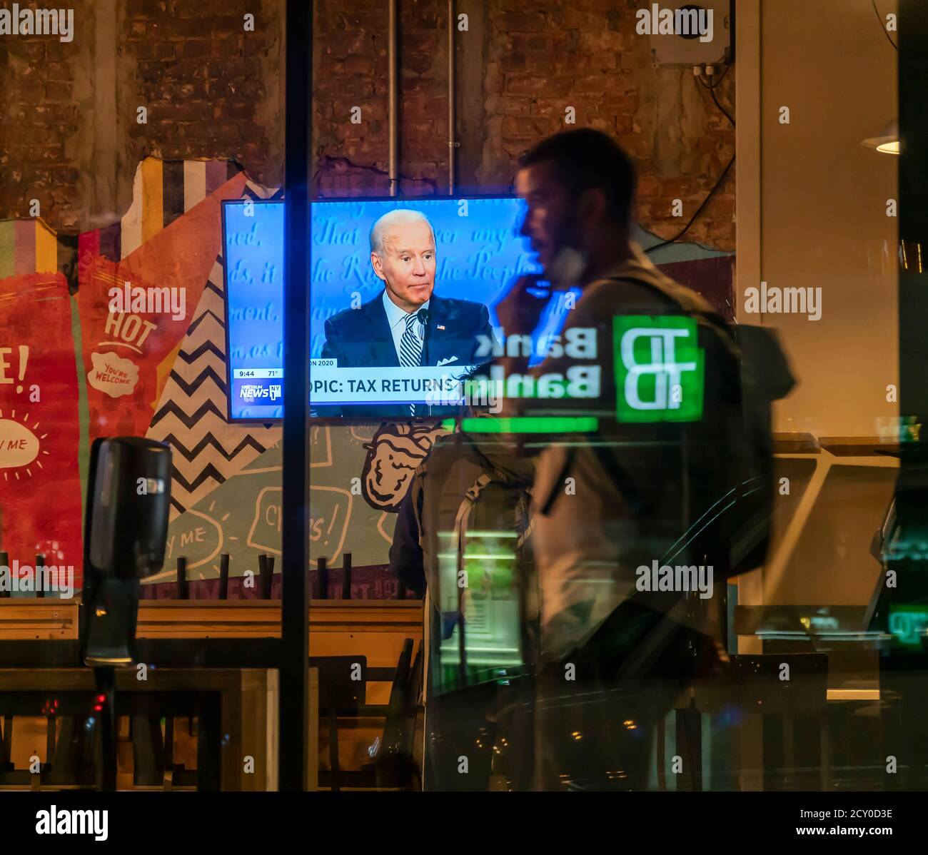 Ein Fernseher in einem Taco Bell Cantina Restaurant in Chelsea in New York am Dienstag, 29. September 2020 zeigt die erste Präsidentschaftsdebatte zwischen Präs. Donald Trump und dem Senator und demokratischen Kandidaten Joe Biden. (© Richard B. Levine) Stockfoto