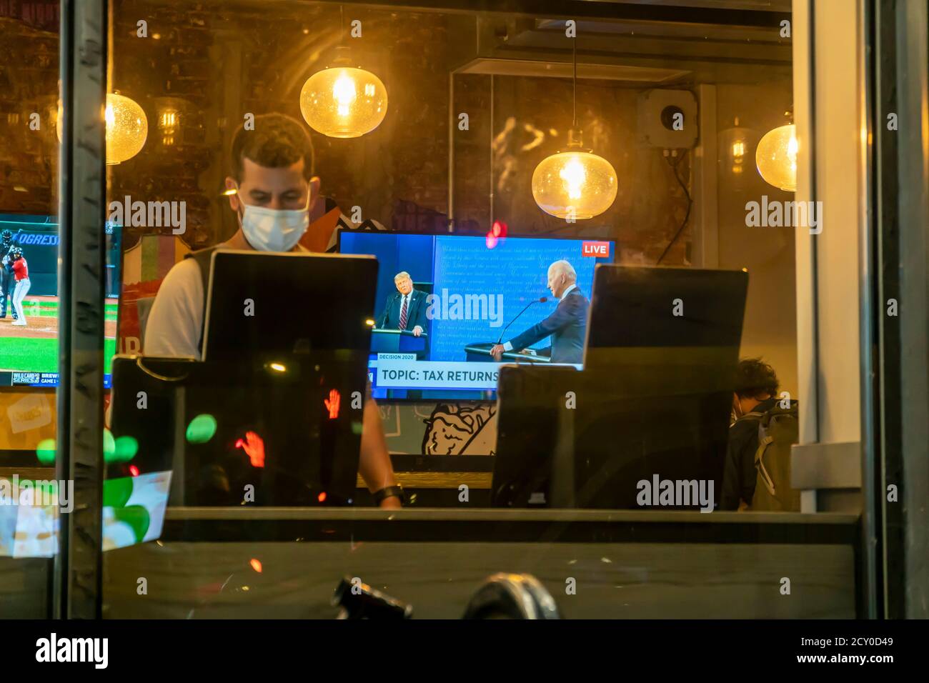 Ein Fernseher in einem Taco Bell Cantina Restaurant in Chelsea in New York am Dienstag, 29. September 2020 zeigt die erste Präsidentschaftsdebatte zwischen Präs. Donald Trump und dem Senator und demokratischen Kandidaten Joe Biden. (© Richard B. Levine) Stockfoto